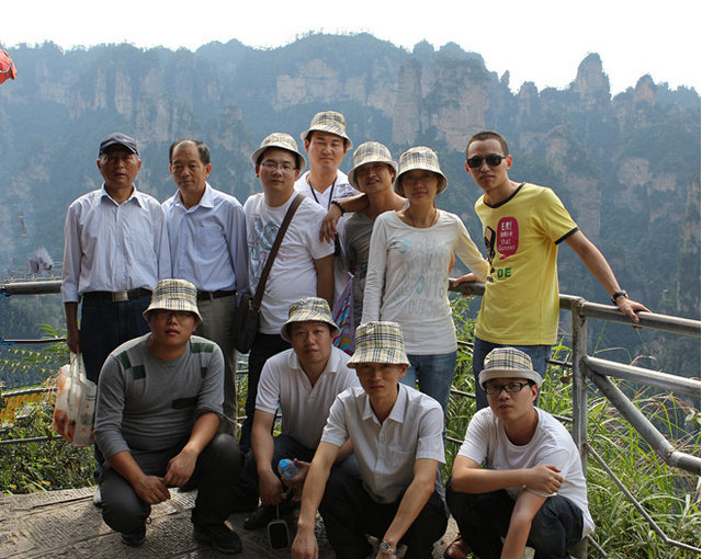 公司员工张家界山顶合影.jpg